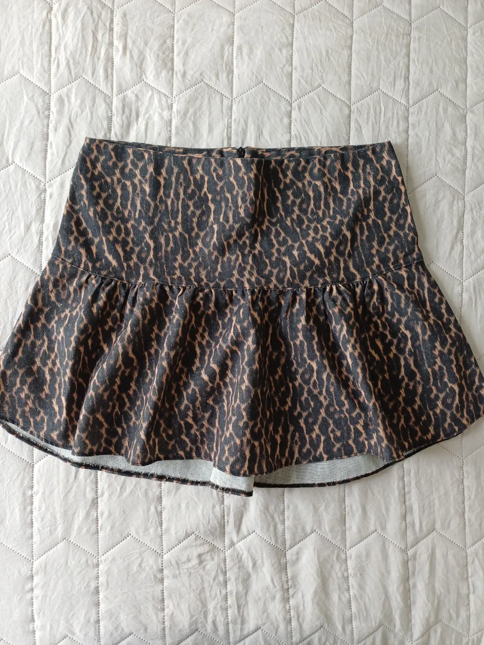 Pollera corta  MY NAME IS MECHA con animal print. Tiene volado en la parte inferior. El contorno mide 79cm, puede usarse a la cintura o cadera alta dependiendo las medidas del cuerpo. No es elastizada. Referencia: mi cintura mide 70cm y mis caderas 104cm. 