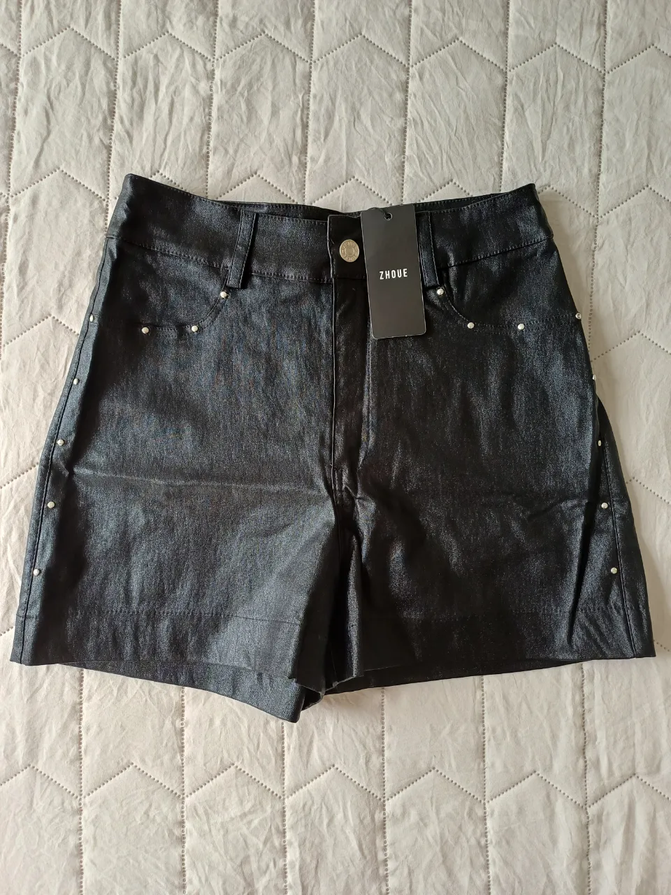 Shorts negros ZHOUE de cuero sintético con tachas plateadas en los laterales y bolsillos traseros. Talle M/42 elastizado. Referencia: mi cintura mide 70cm y mis caderas 104cm.