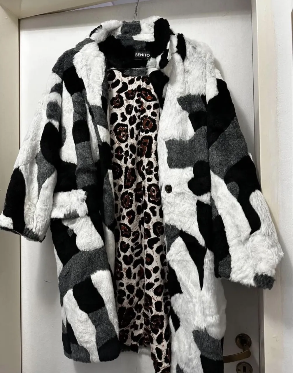 Abrigo de piel sintética con estampado de camuflaje en blanco, negro y gris. Forro interior con estampado de leopardo.