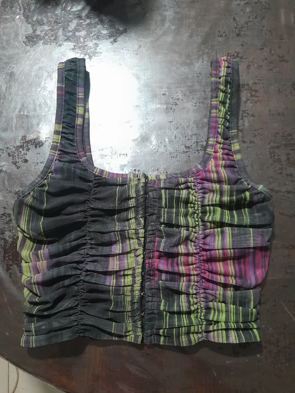 Top de tiritas con fruncido delantero y estampa a rayas multicolor. Ideal para un look canchero y moderno.