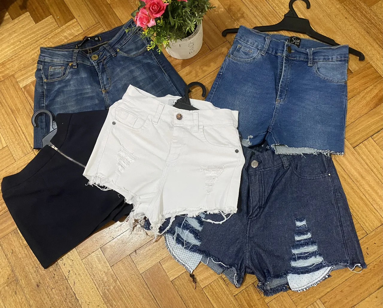 Shorts de jean tiro alto con roturas y detalles de encaje. Disponibles en blanco y azul. Ideales para un look casual de verano.