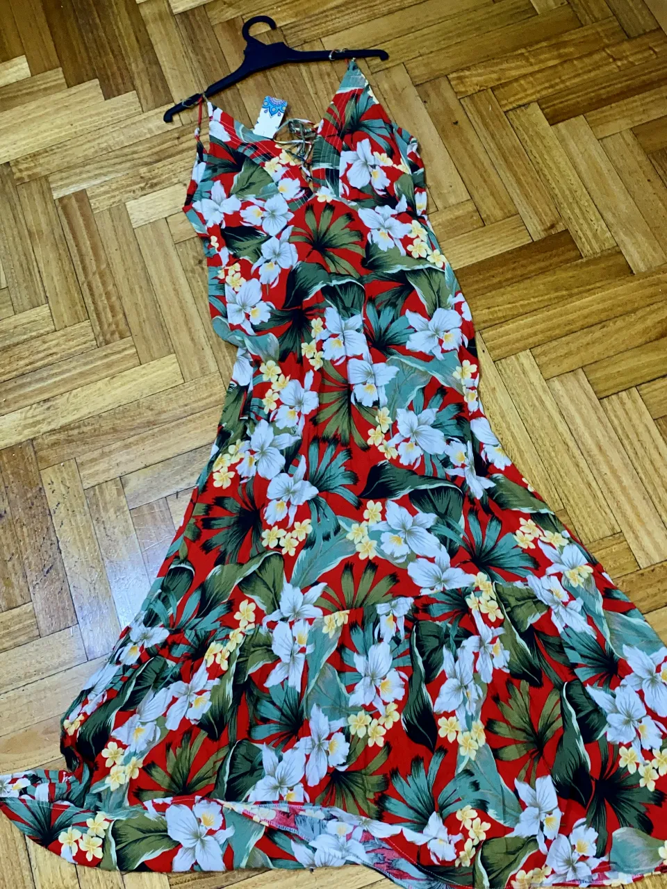 Vestido largo estampado floral, ideal para lucir radiante en días de sol. Su diseño con tiras finas y escote cruzado le da un toque chic y femenino. Perfecto para un look de playa o una salida casual de verano.