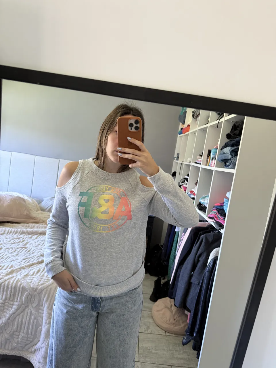 bucito gris con estampa circular multicolor en el frente. Posee hombros descubiertos y mangas largas.

lo usé una sola vez
es talle 14-15 años pero va para un S de mujer, preciosa la calidad