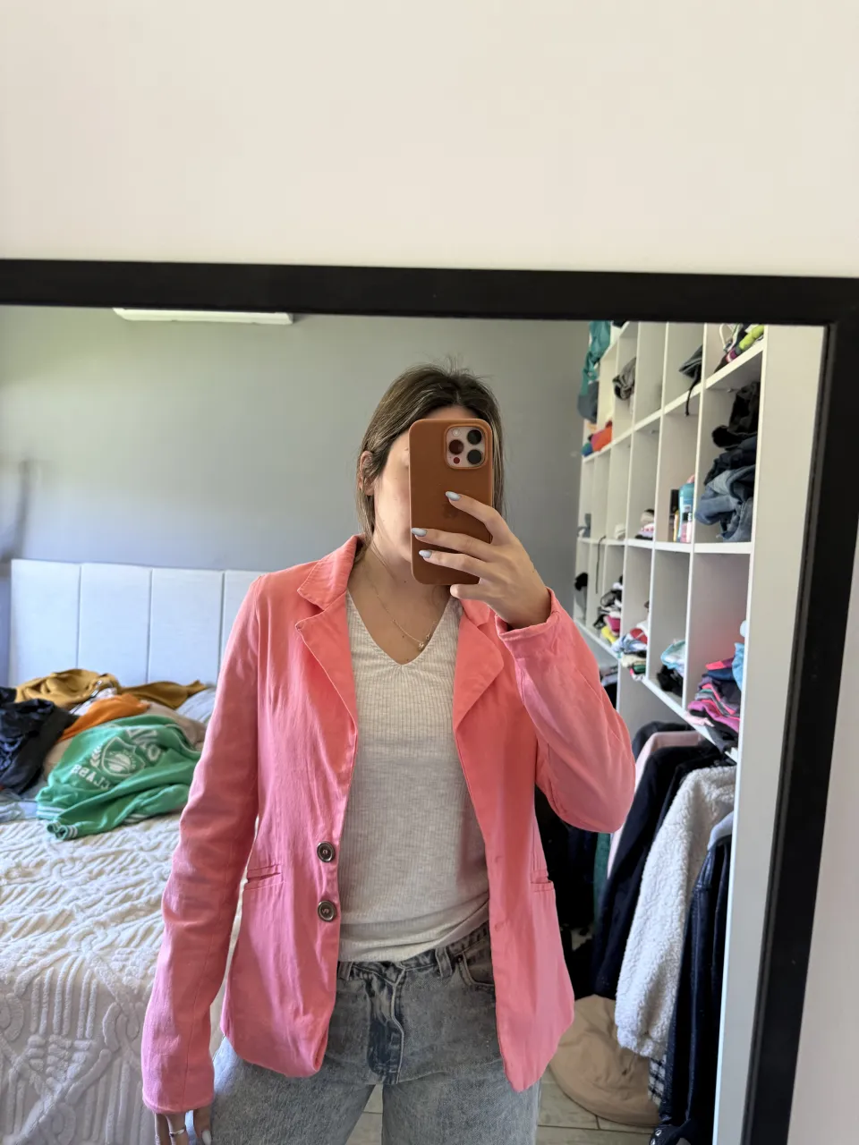 Blazer rosa con forro estampado de flores rojas y negras. Tiene dos botones al frente y bolsillos con solapa.

está usado los detalles se ven en las fotos es más que nada desgaste del color y botones