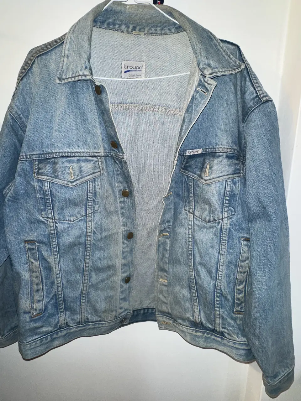 Campera de jean celeste claro, estilo vintage, con bolsillos y botones. Ideal para un look casual y relajado. UNISEX