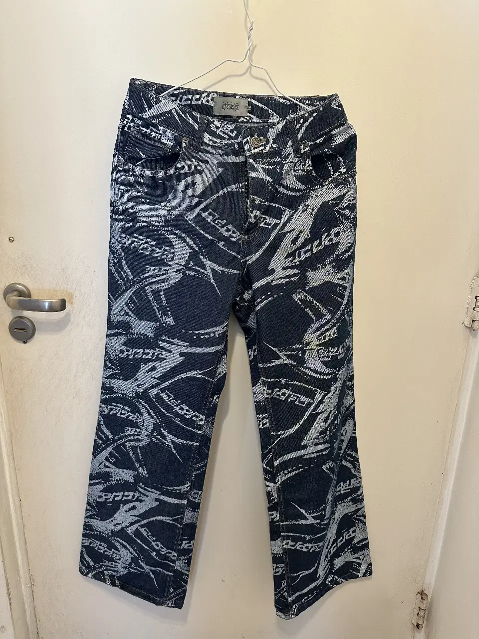 Jeans marca OSEO rectos de jean azul con estampado blanco. Talle 26. Estilo Y2K.