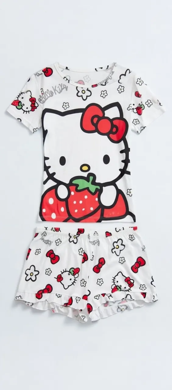 Conjunto de pijama súper tierno de Hello Kitty con estampa de frutillas y moños. Incluye remera de manga corta y shorts con volados. ¡Ideal para estar cómoda y a la moda!
Está marcado como 4 pero no es muy amplio, va más para un M/L.