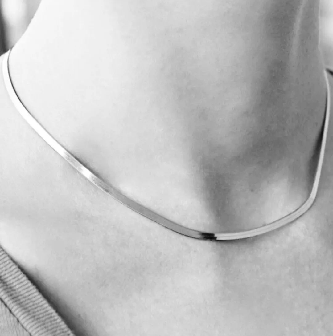 Cadena fina y delicada, ideal para usar sola o combinar con otros dijes. Su diseño minimalista la hace perfecta para cualquier ocasión.