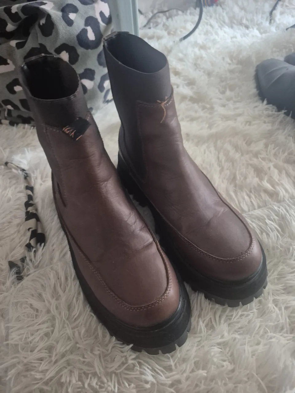 Botas de cuero marrón con suela de goma negra. Diseño clásico con detalles en la caña y suela robusta. Ideales para un look casual y urbano.