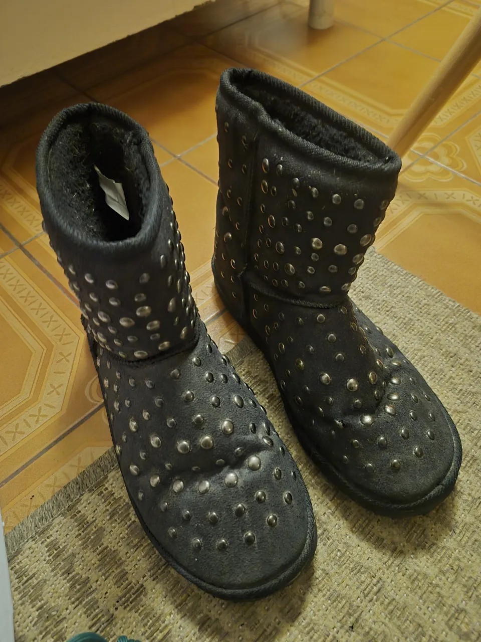 Botas negras de mujer con tachas plateadas. Estilo rocker, ideales para un look canchero y con onda. Marca Hush Puppies.