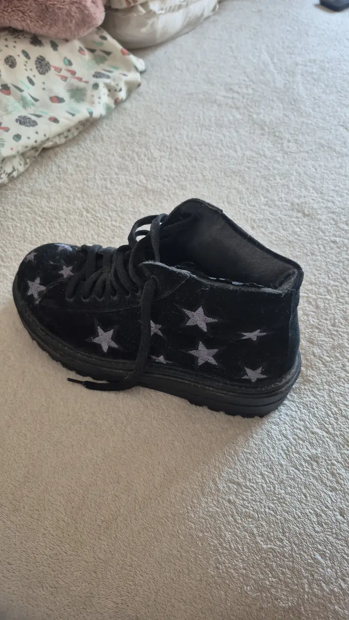 Botines negros de gamuza con estrellas grises. Ideales para un look casual y canchero.
