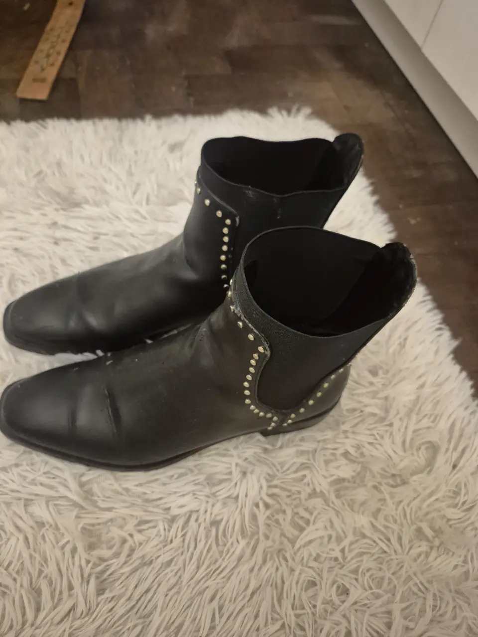 Botines negros con detalles de tachas doradas. Ideales para un look moderno y canchero.