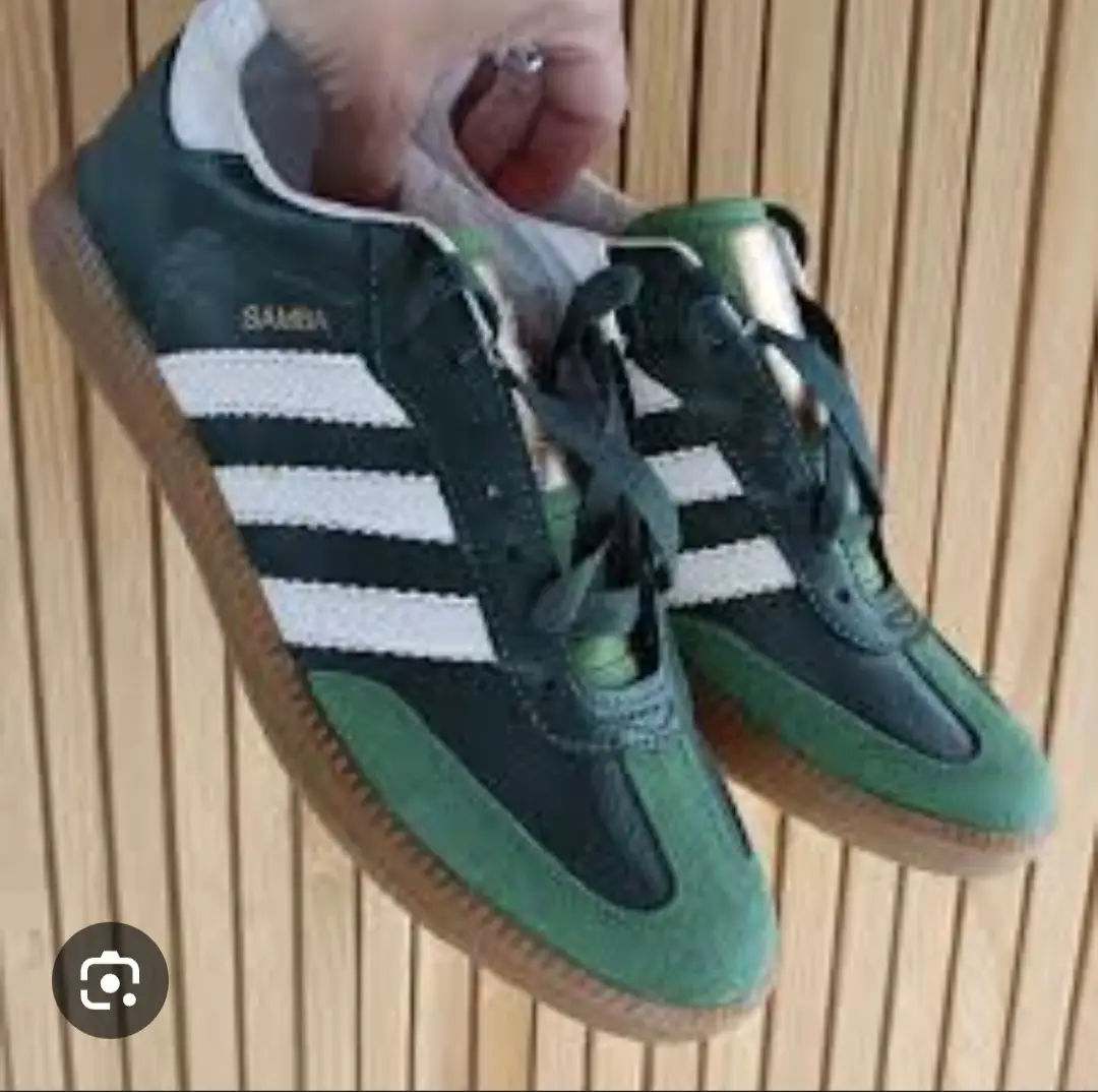 Zapatillas Adidas Samba en color verde y blanco, un clásico del calzado deportivo y urbano. Ideales para un look casual y con estilo.