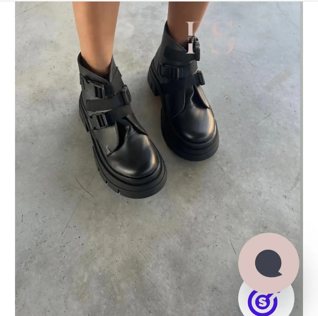 Botines negros con hebillas y suela gruesa, ideales para un look moderno y audaz. Perfectos para combinar con diferentes outfits.