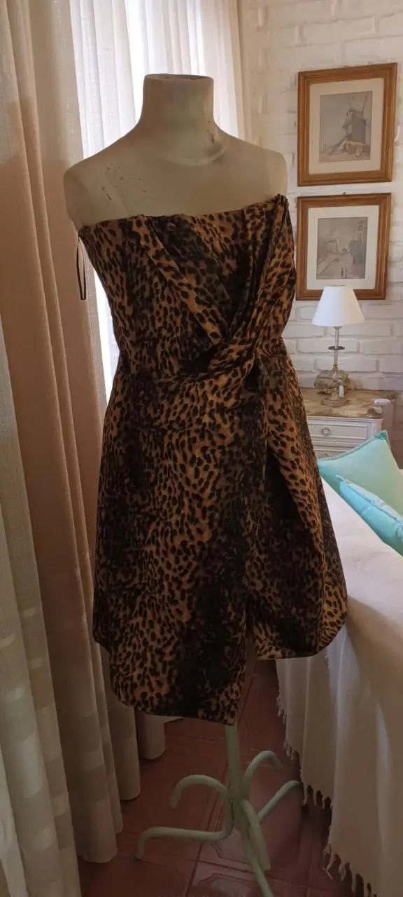 Vestido mini strapless con estampado de leopardo. Ideal para una salida o fiesta.