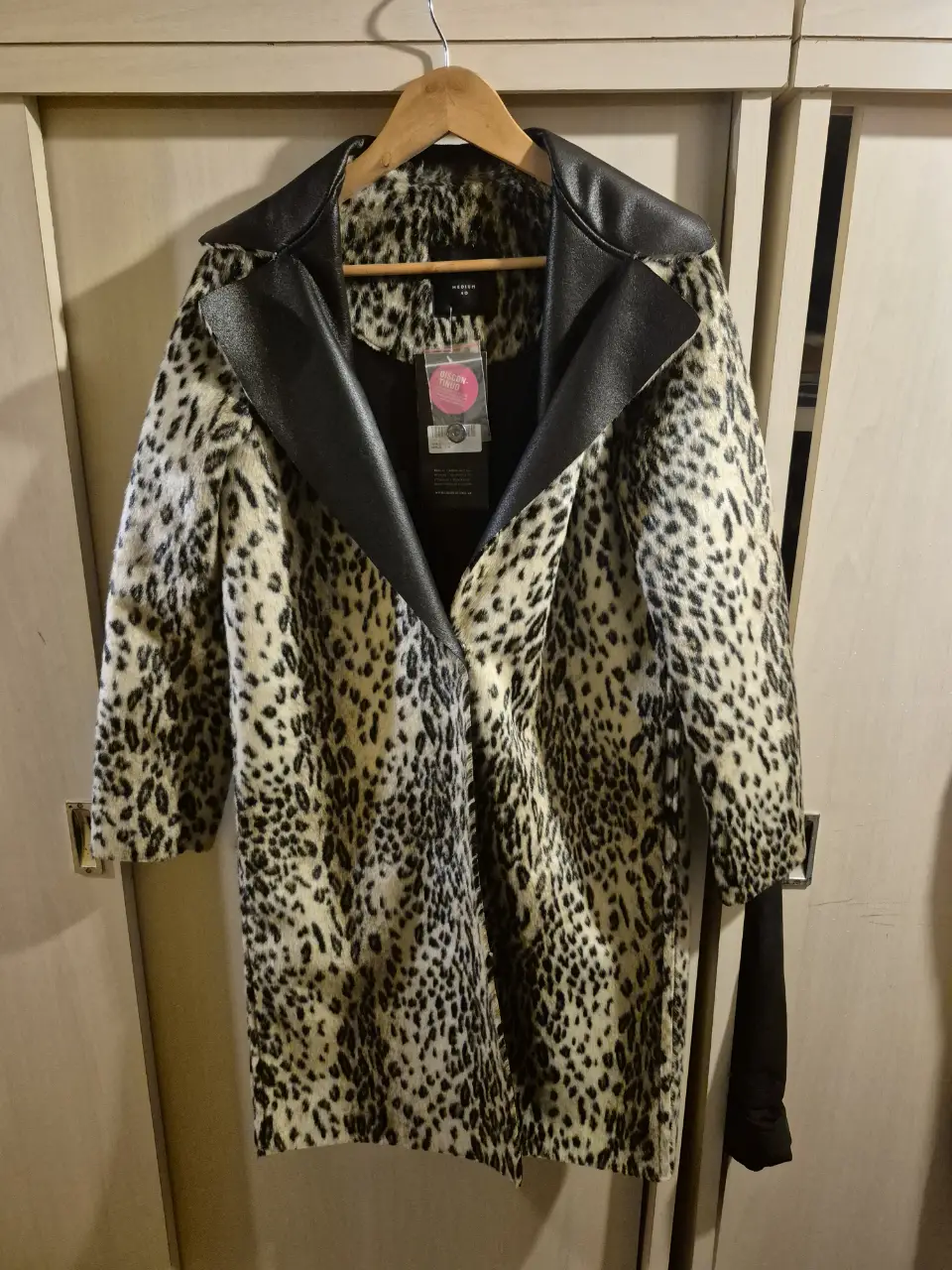 Tapado largo con estampado de leopardo y cuello de cuero negro. Ideal para un look sofisticado y abrigado en invierno. Marca Marina L.