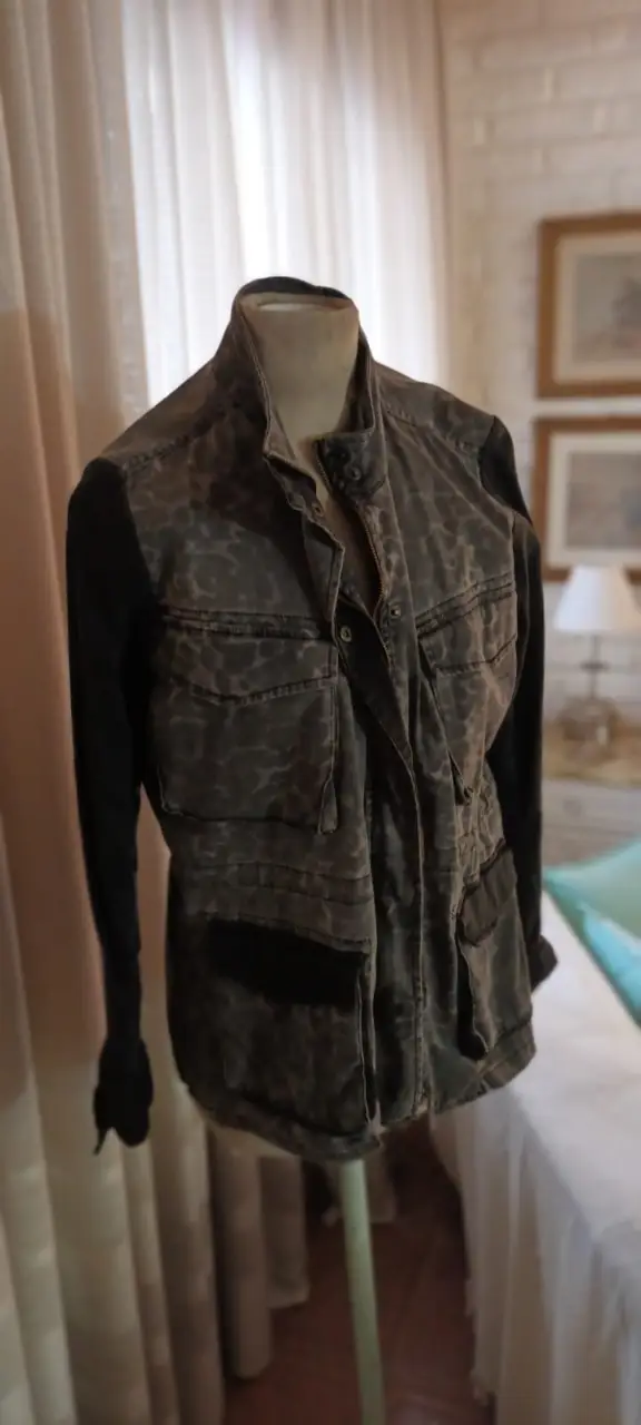 Campera bomber con mangas negras y estampado de camuflaje en el cuerpo. Ideal para un look casual y canchero.