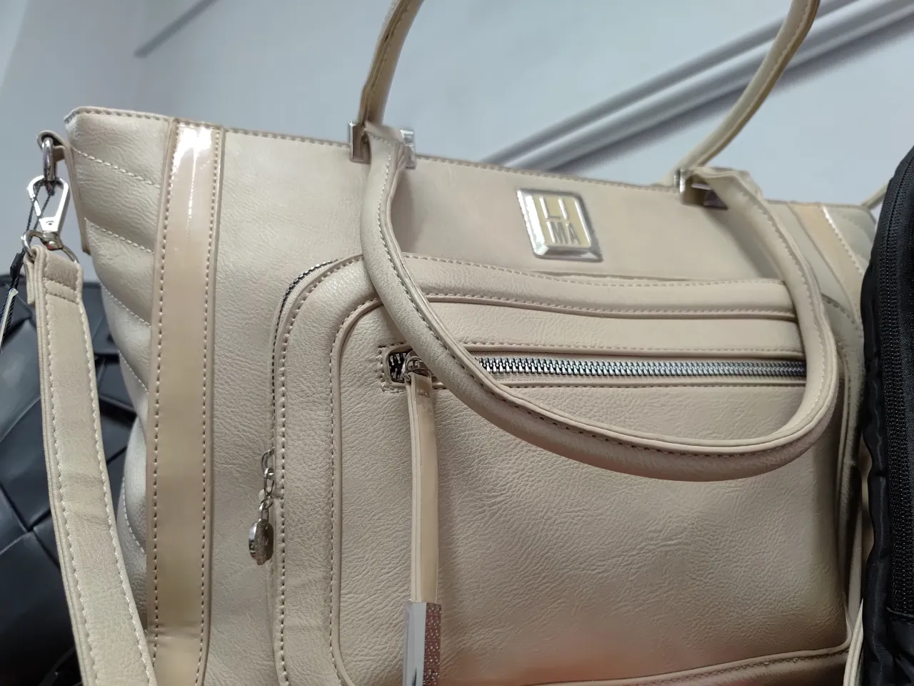 Cartera de hombro LIMA, color crudo, con detalles en beige brillante. Ideal para llevar tus pertenencias con estilo y elegancia. Perfecta para cualquier ocasión. Tamaño grande.
