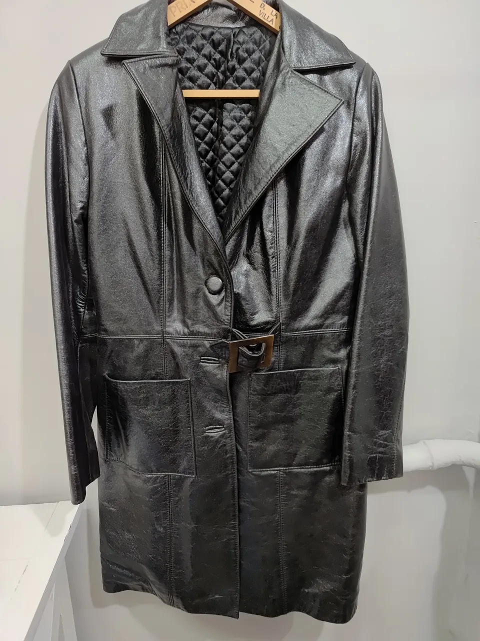 Tapado de cuero natural negro, (trench) con tratamiento de gliter y detalles de hebilla y cinturón. Ideal para un look vintage y audaz. Talle M. Hermoso! como nuevo!!