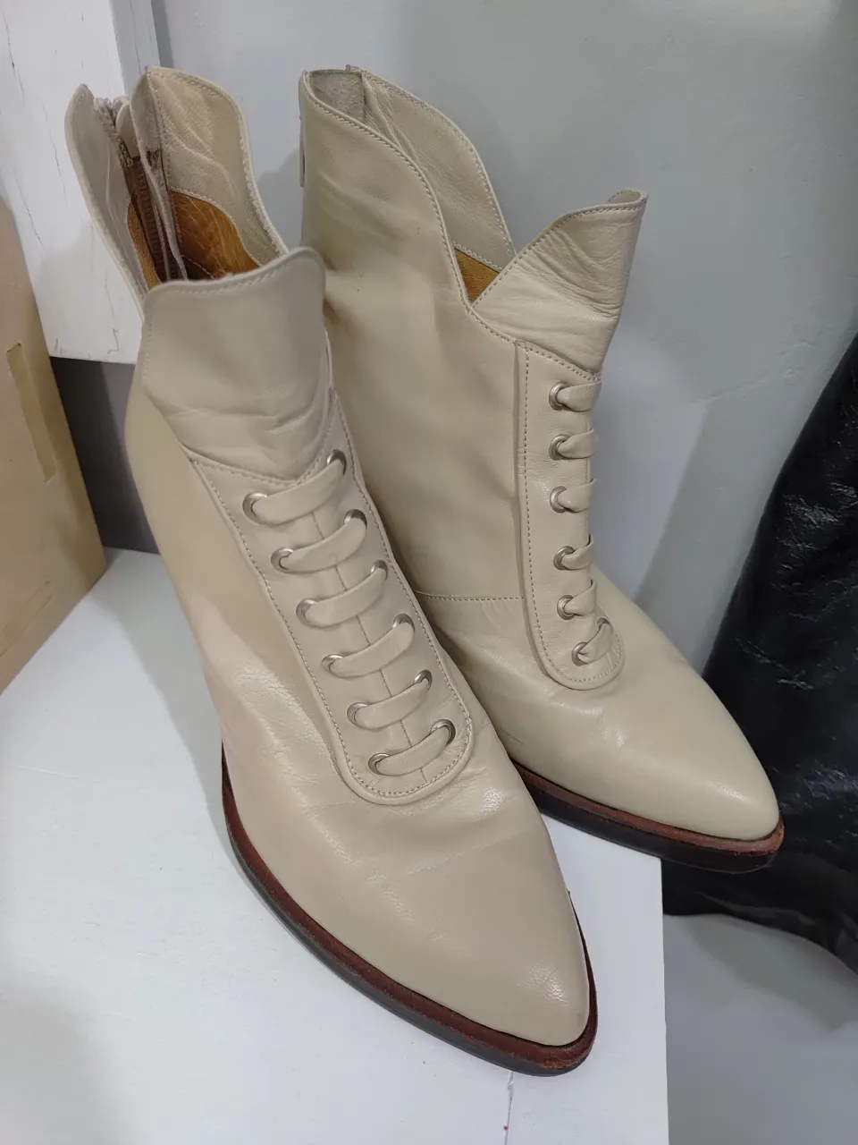 Botinetas de cuero color crudo con cordones y cierre en la parte trasera. Ideales para un look elegante y sofisticado. Numero 36