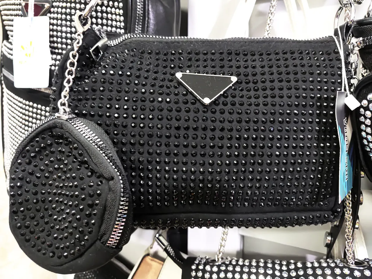 Cartera bandolera negra con strass brillante negro. Incluye un pequeño monedero con cierre y cadena. Ideal para un look informal o de noche.