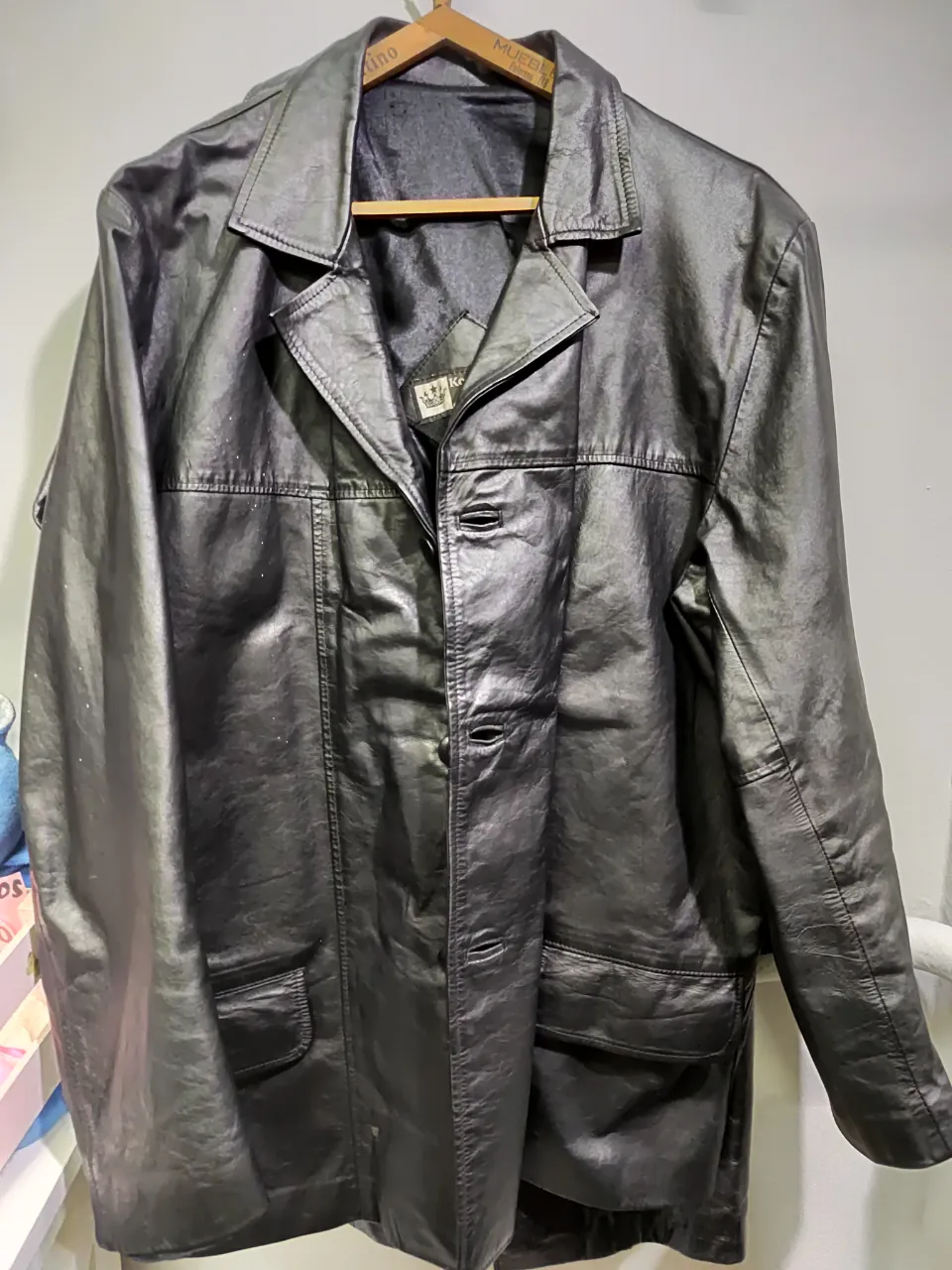Chaqueta de cuero negro Kondratzky XL, ideal para un look rocker o casual. Confeccionada en cuero genuino, esta campera es perfecta para el invierno.