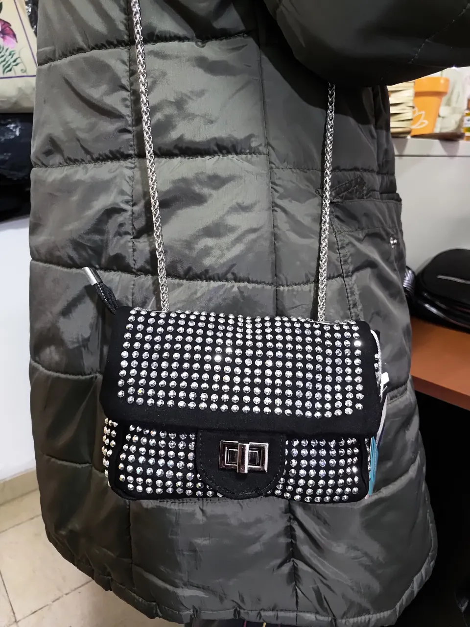 Cartera bandolera negra con strass plateado. Diseño elegante y moderno, ideal para fiestas y salidas de noche.