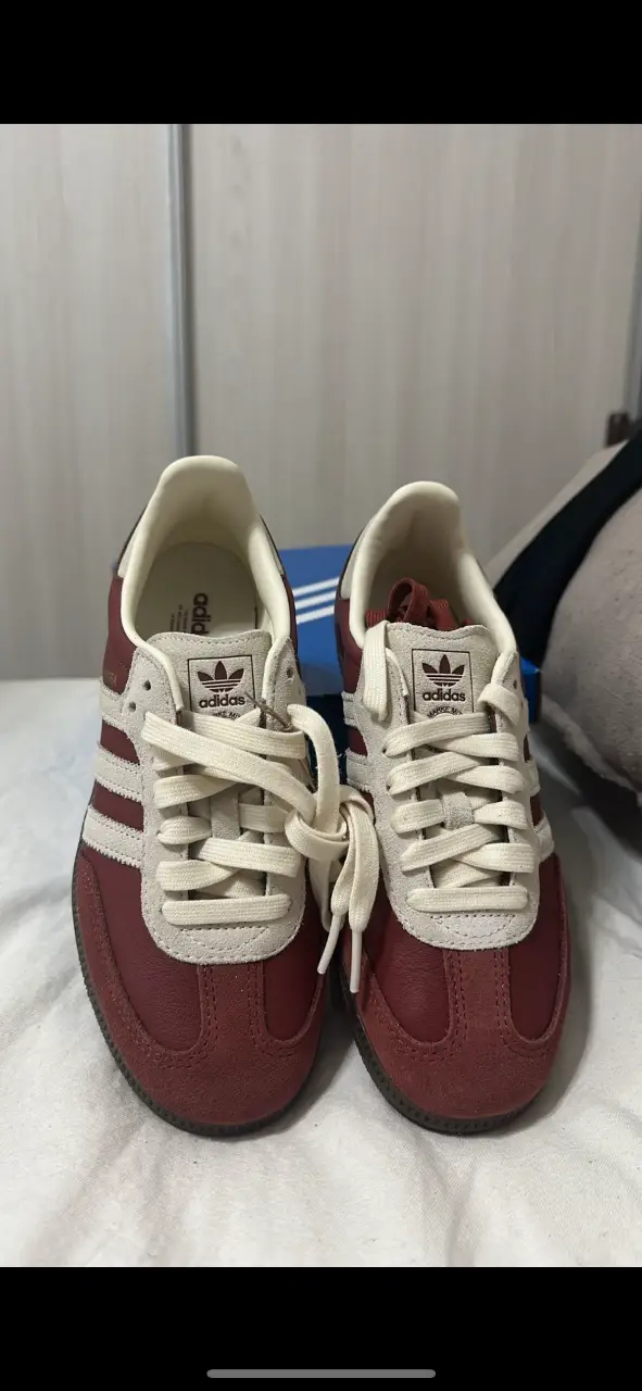 Zapatillas Adidas Samba en color bordó con detalles en blanco. Un clásico de Adidas, ideales para un look casual y urbano.