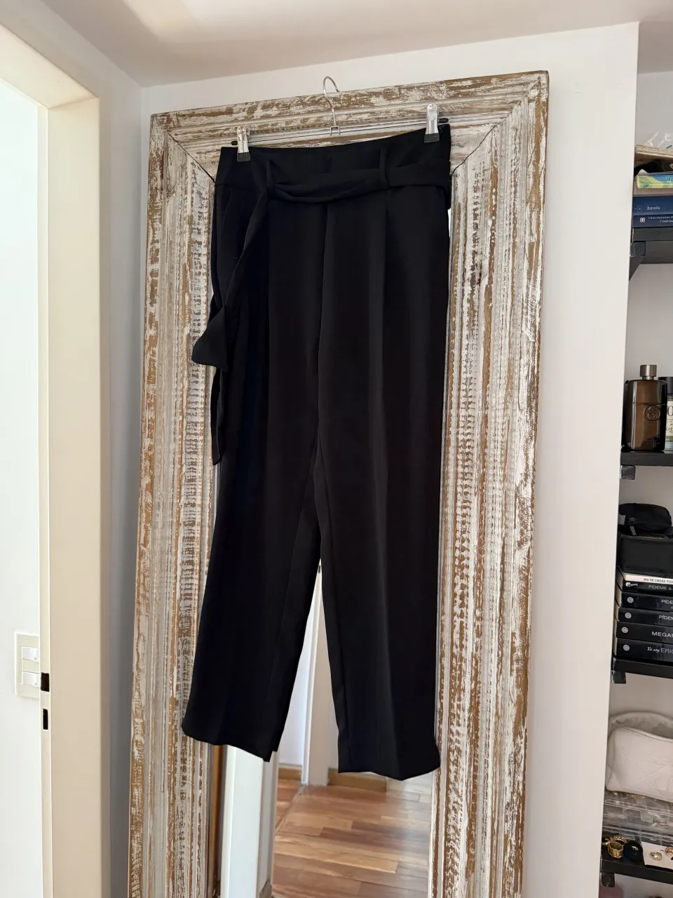 Pantalón sastrero Zara negro - T.M
- nuevo
- medidas: cintura 74, cadera 100, tiro 34, largo 96

Pantalón negro de vestir con lazo en la cintura.