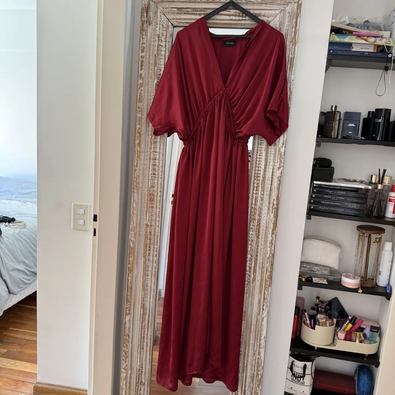 Vestido de fiesta Locure bordó - T.XXL
- nuevo
- si bien es XXL, el talle se adapta muy bien por el elastico en la cintura, la parte de la cadera es bastante amplia y tiene tajo en el centro
- medidas: busto 130, sisa 40, cintura 80-140, cadera 148, largo 170

Vestido largo de seda color bordó con escote en V y mangas cortas tipo murciélago. Posee elástico en la cintura que frunce la tela y una abertura lateral en la falda.