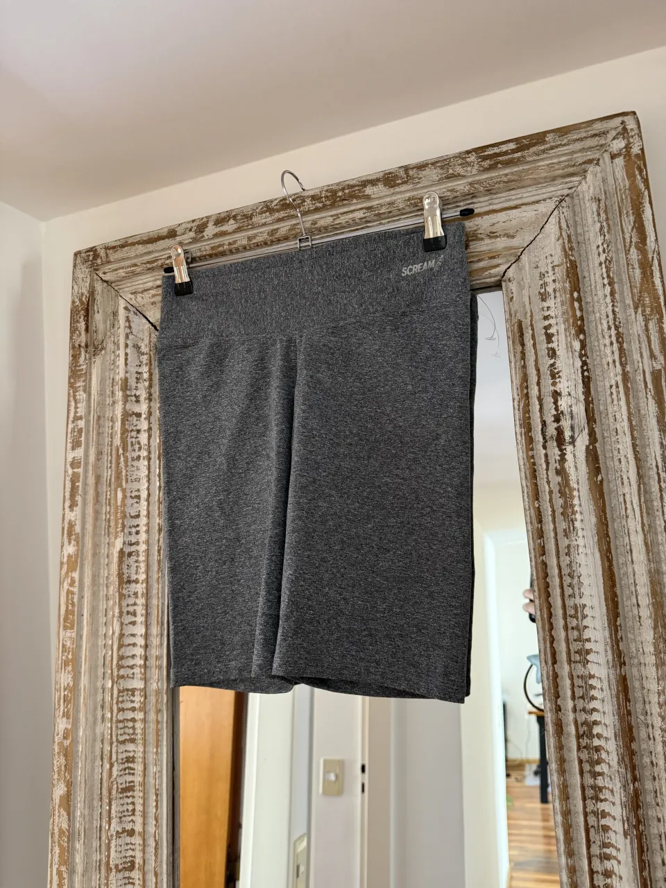 Biker gris Scream - T.S
- nueva
- medidas: cintura 70-90, cadera 80-110, largo 45

Shorts deportivos grises de tiro alto, ideales para entrenar o para un look casual y cómodo. Confeccionados en tela suave y flexible, se adaptan a tu cuerpo para máxima libertad de movimiento.