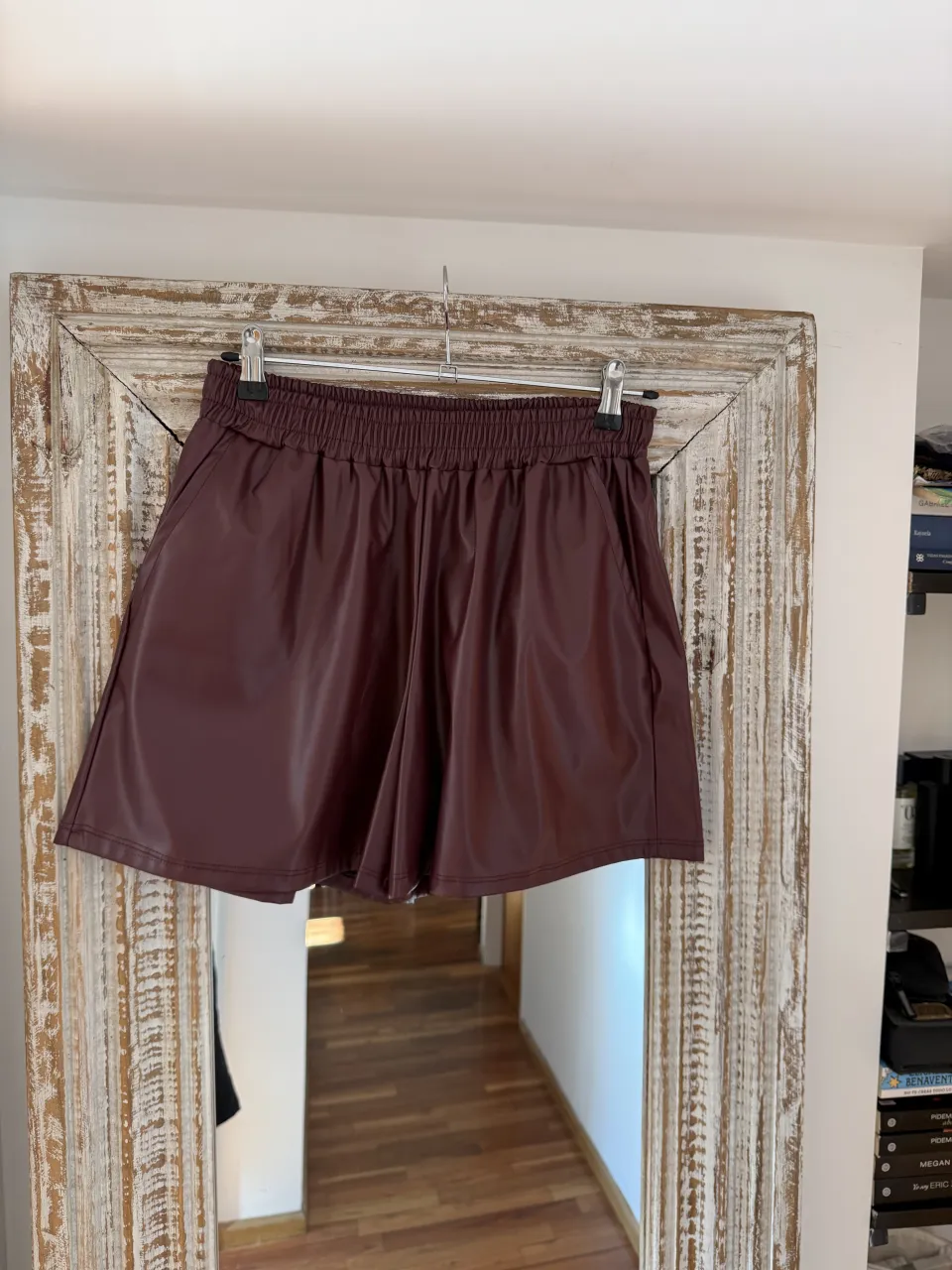 Short Kendall engomado bordo - T.L
- dos posturas
- medidas: cntura 66-110, cadera 110-128, largo 38

shorts de cuero sintético color bordo, con cintura elastizada y bolsillos. Ideales para un look canchero y moderno.