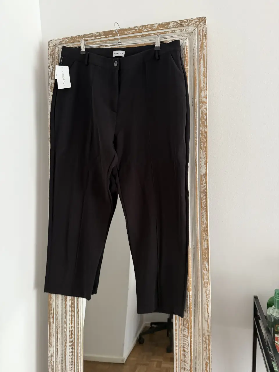 Pantalón sastrero negro de la marca Ted Bodin, con etiqueta. Talle XL. Ideal para un look formal o de trabajo.