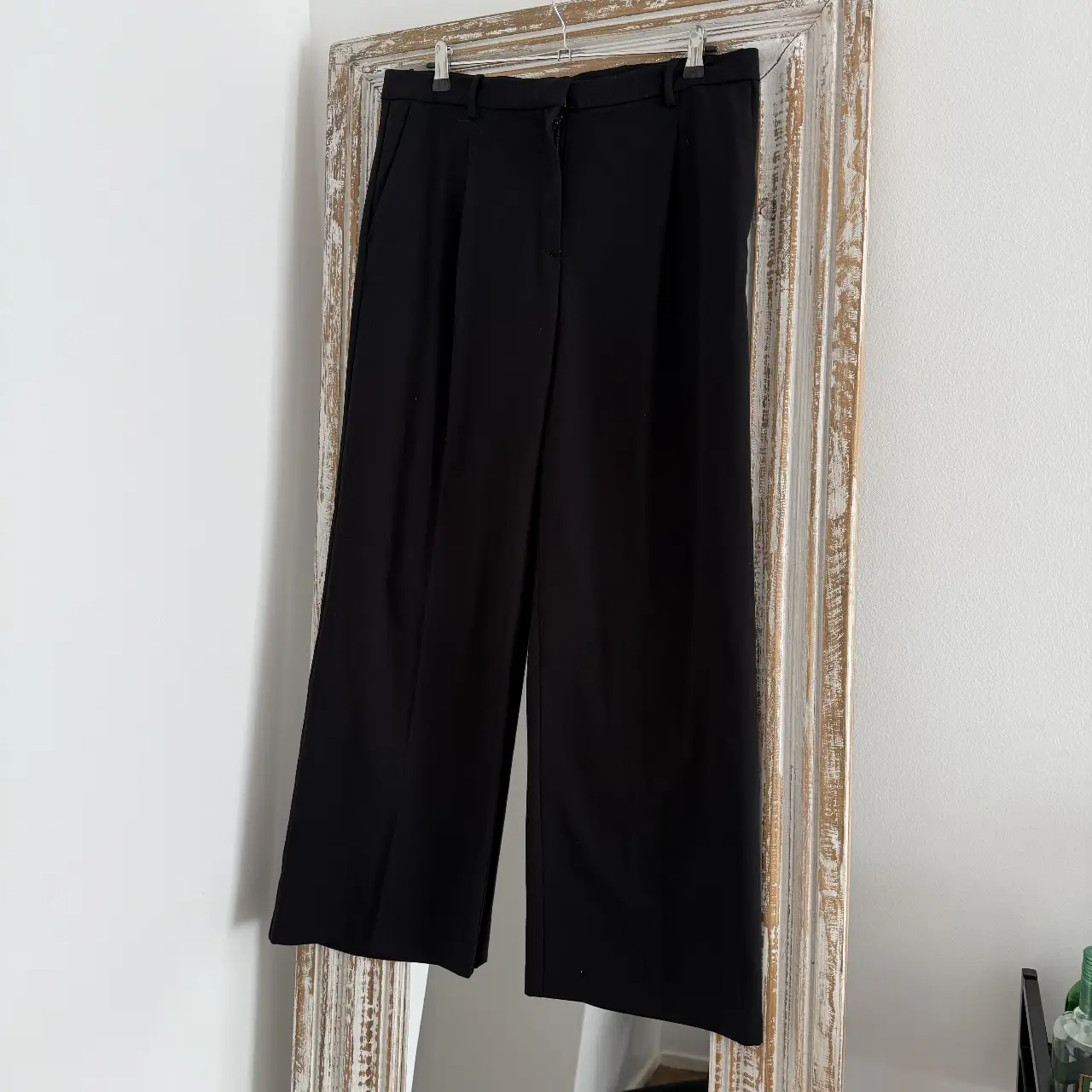 Pantalón sastrero negro de corte amplio, ideal para un look elegante y cómodo. Confeccionado en un tejido de calidad, este pantalón de H&M es perfecto para el trabajo o eventos formales.Pantalon sastrero negro H&M - T.36- nuevo- medidas: cintura 90, cadera 108-114, tiro 33, largo 105  Precio $18.000