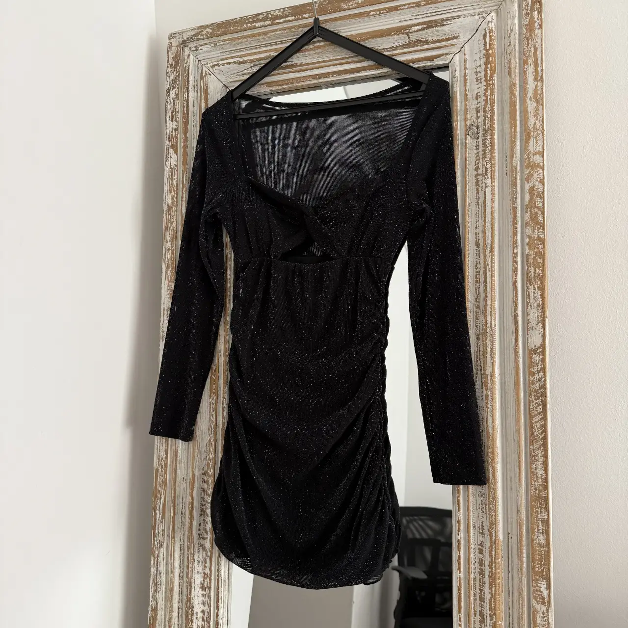 Vestido mini negro con brillos, fruncido y abertura en el abdomen. Ideal para fiestas y eventos. .Vestido Lurex Shein  frunce - T.S- nuevo- Medidas: busto 90-100, sisa 25, manga 60, hombros 42, cintura 60-90, cadera 60-100, largo 80