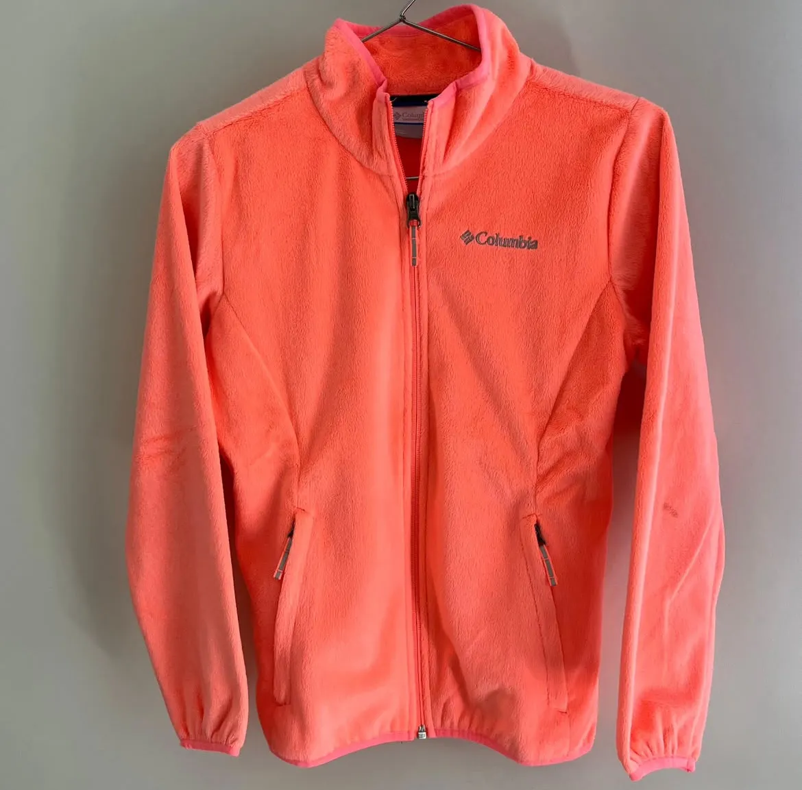 Campera de niña polar suave Columbia naranja.
Observación: pequeña mancha en una de las mangas
Talle M
Busto: 43
Brazos: 54
Largo: 57