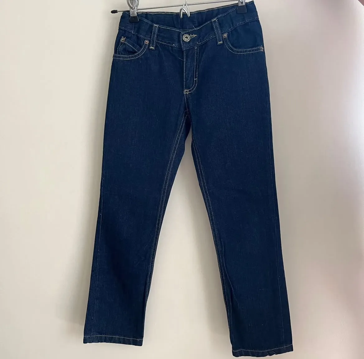 Jeans rectos de niña, color azul oscuro. Marca Cheeky Girl. Con elástico ajustable
Talle: 8
Piernas: 78
Caderas: 36
