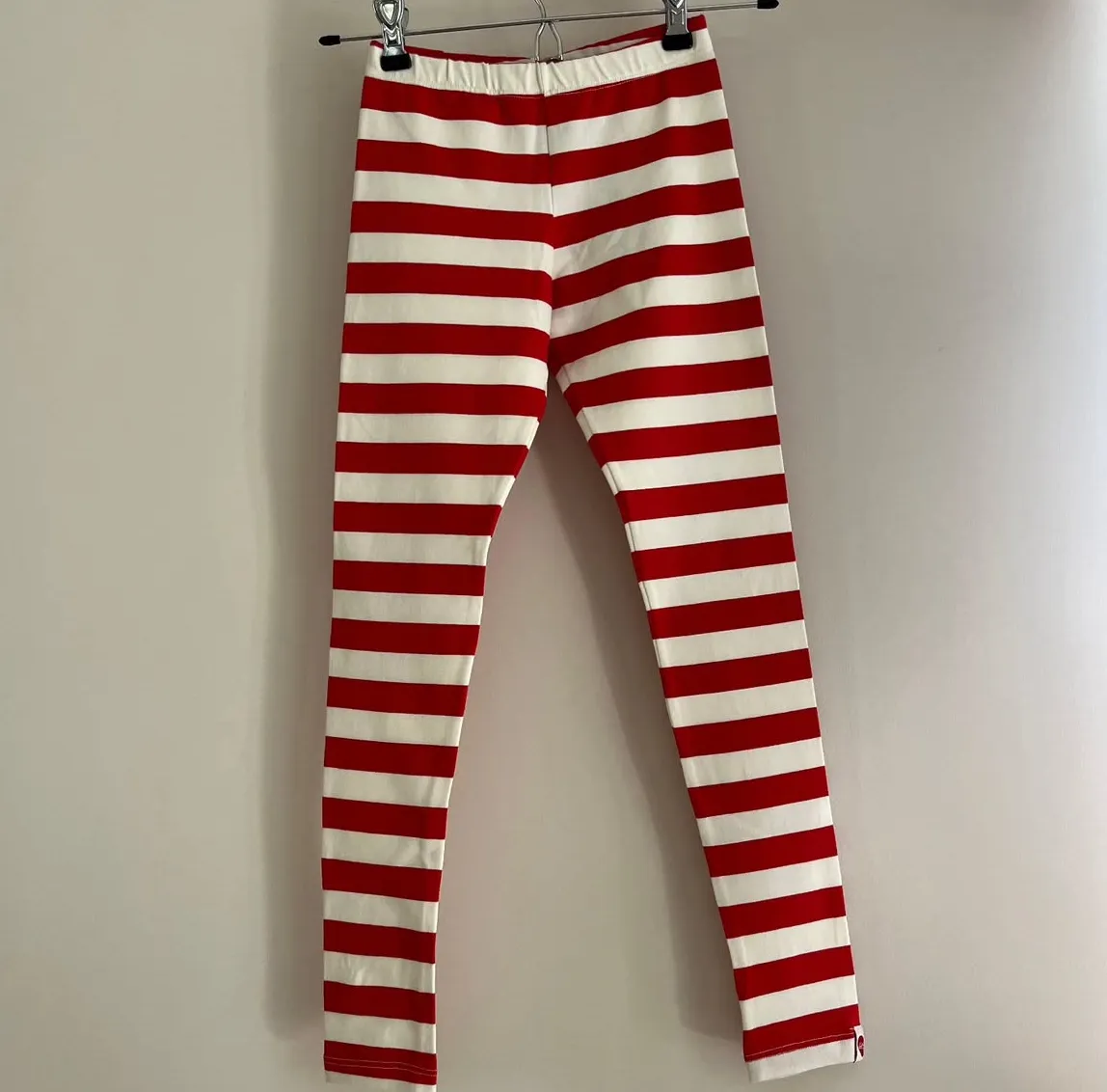 Calzas Grisino de niña a rayas rojas y blancas.  Talle 8.
Piernas: 77
Caderas: 33
