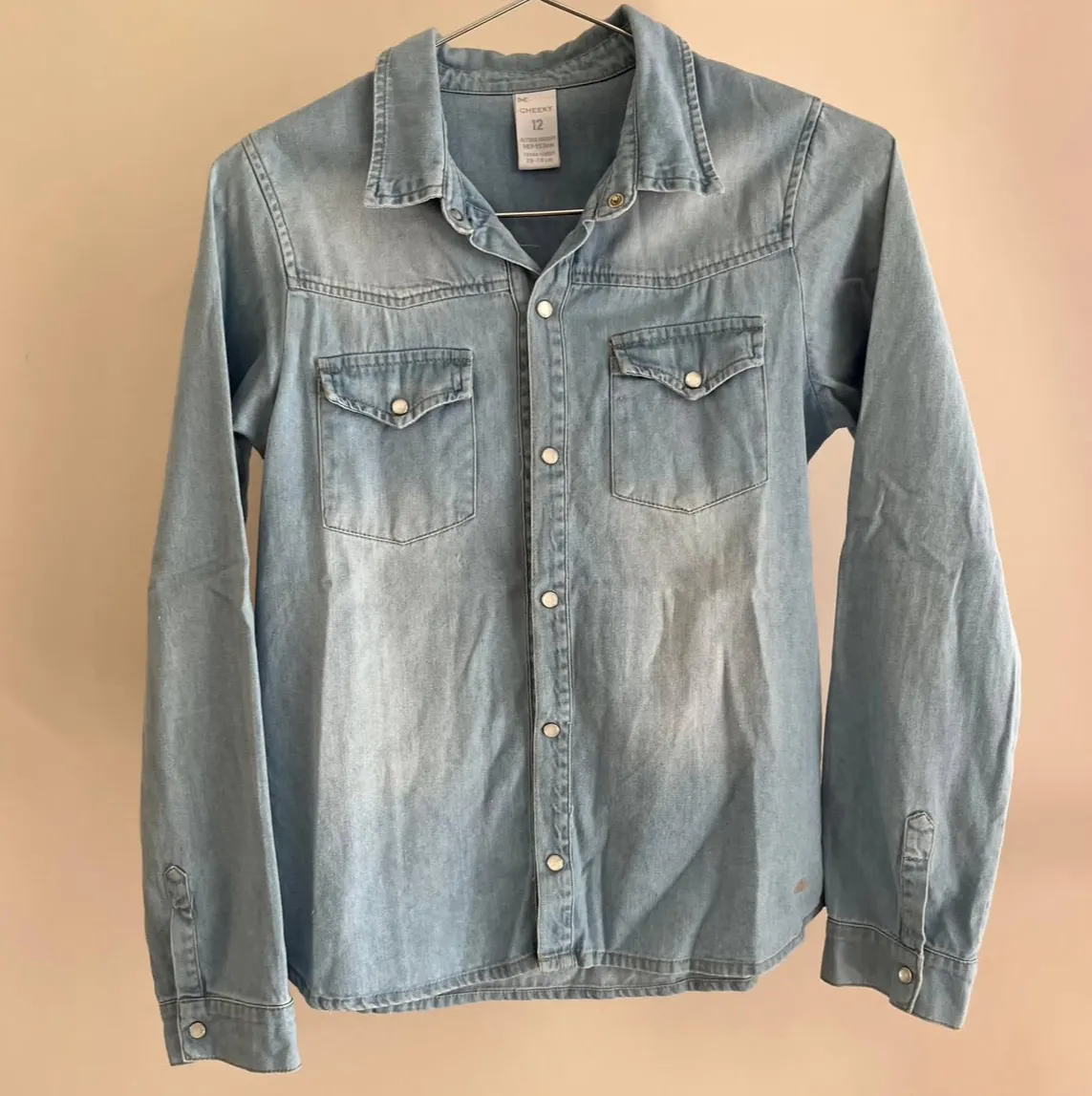 Camisa denim CHEEKY en perfecto estado
Talle: 12
Busto: 42
Brazo: 56
Largo: 56