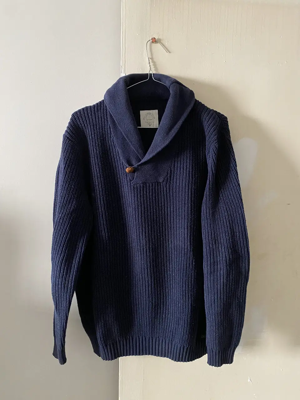 Sweater de hombre azul marino con cuello smoking y botón de madera. Ideal para un look casual y abrigado. talle 44