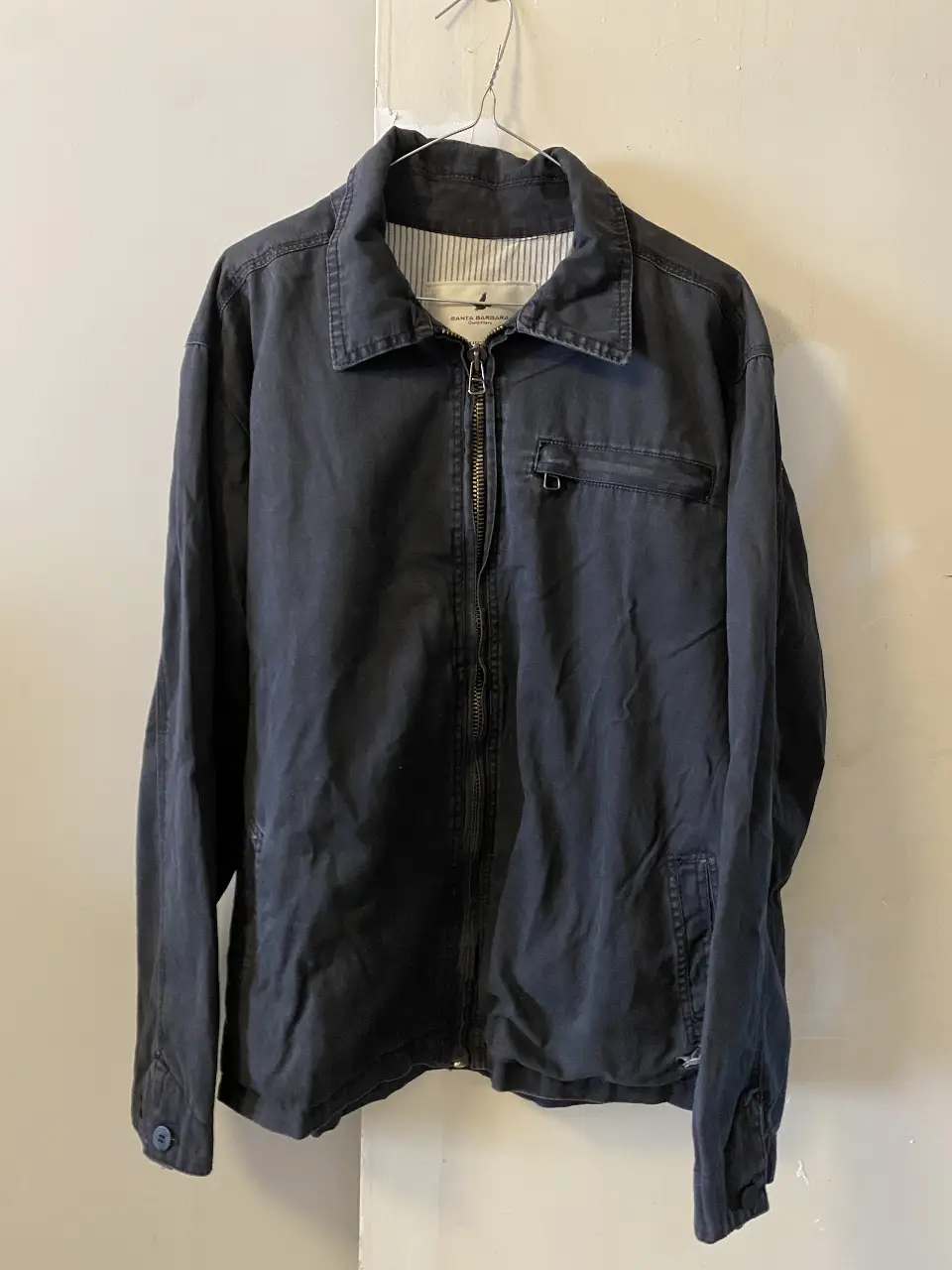 Campera tipo bomber de hombre, color gris oscuro. Con cierre frontal y bolsillos. Marca Santa Barbara Outfitters. Talle XL. Ideal para un look casual y urbano. Único detalle en la foto. 