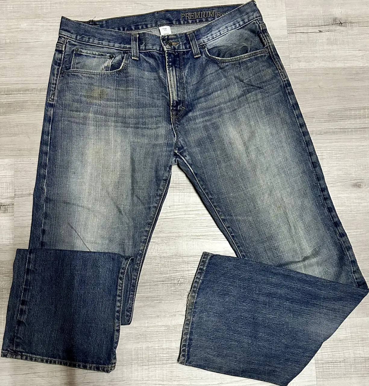 Jeans de hombre, corte recto, color azul gastado. Talle 32x30, de la marca Gap. Ideal para un look casual y cómodo.