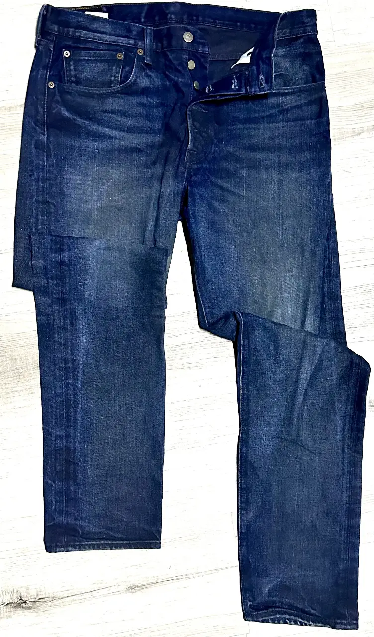 Jeans rectos de hombre, color azul oscuro, con etiqueta 501 CT W32 L32. Un clásico de la moda, ideal para un look casual y versátil.