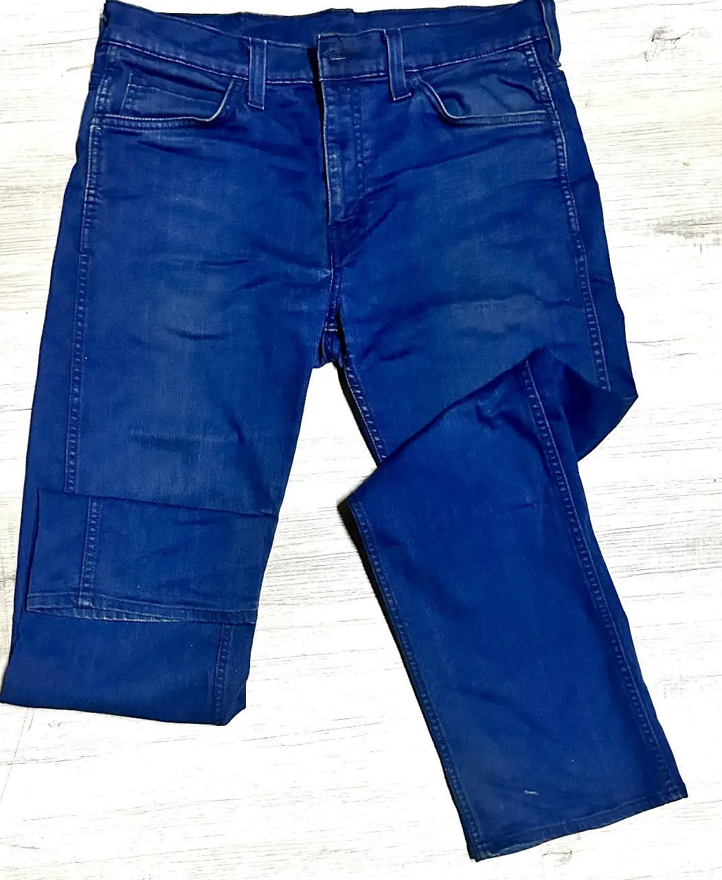 Jeans rectos de hombre, color azul oscuro, marca Levi's, talle 32x32. Clásico y versátil, ideal para cualquier ocasión.