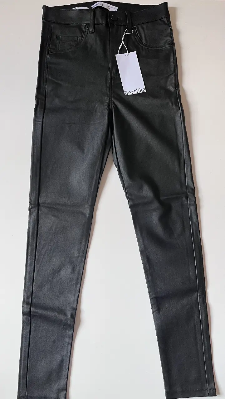 Pantalón de jean negro engomado de tiro alto, ideal para un look moderno y versátil. Perfecto para combinar con diferentes estilos y ocasiones.