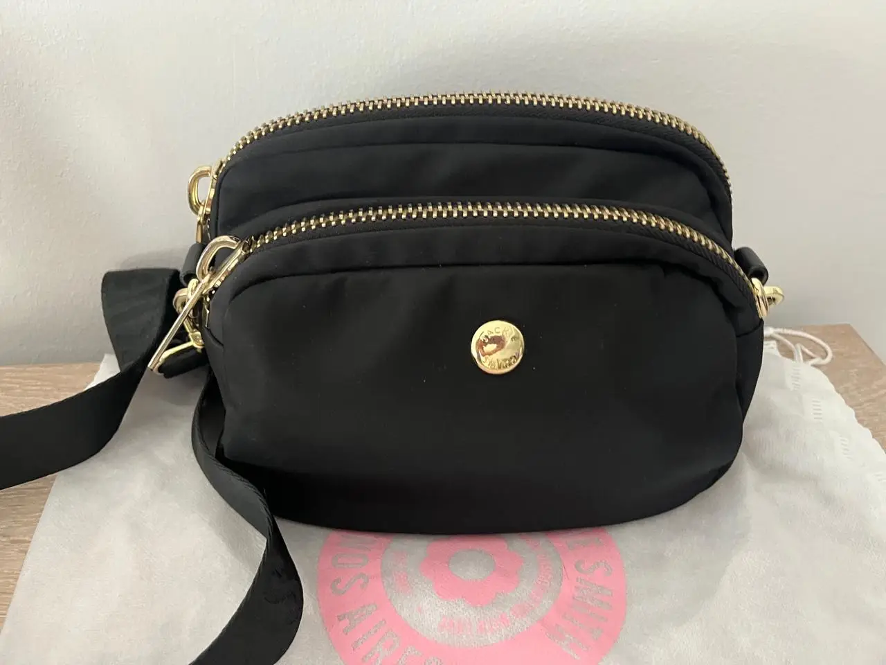 Bandolera negra con detalles dorados. Ideal para llevar lo esencial con estilo y comodidad. Perfecta para el día a día.
