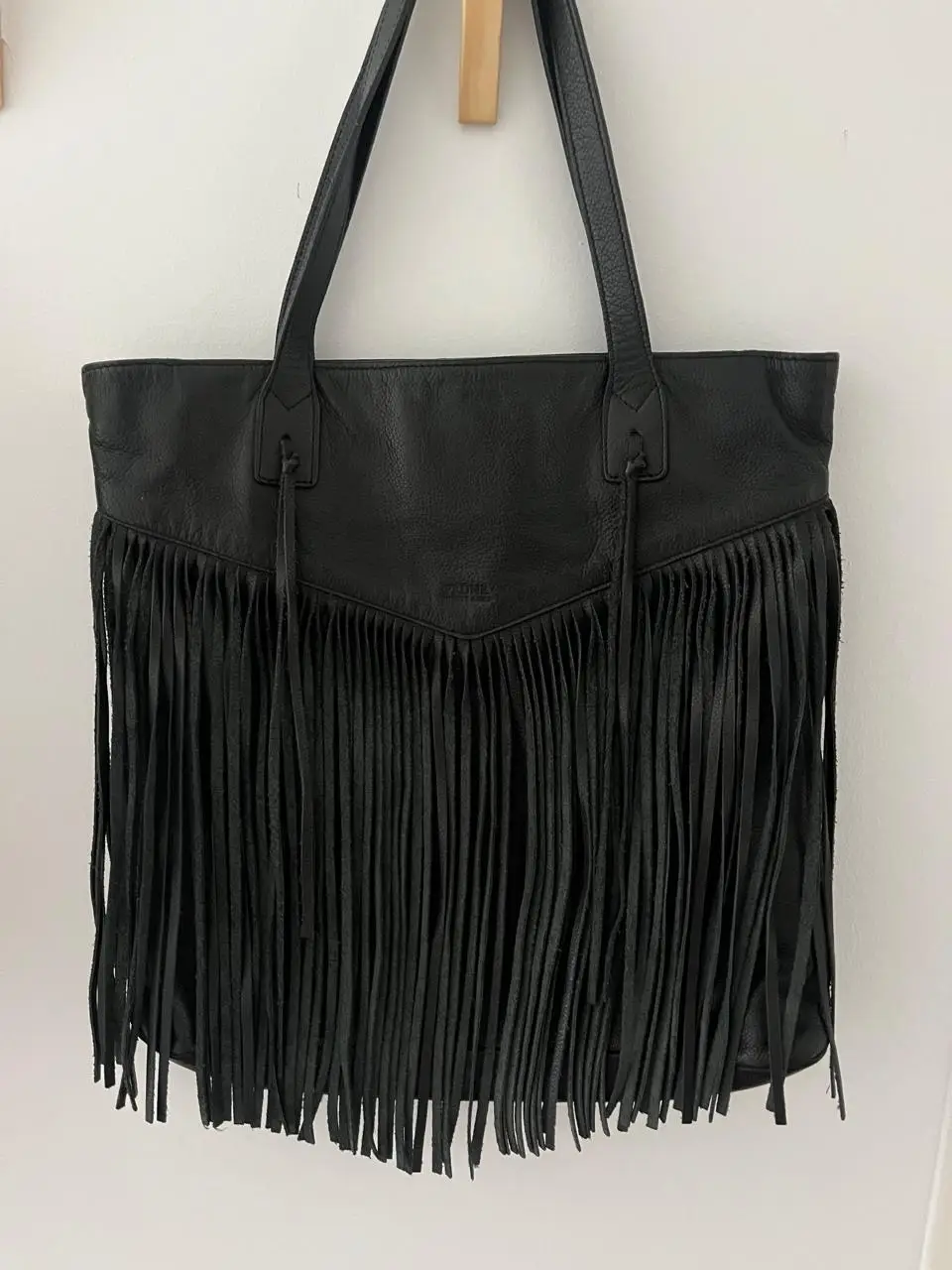 Bolso tote negro con flecos, ideal para un look bohemio y canchero. Perfecto para llevar todo lo que necesitas con estilo.
