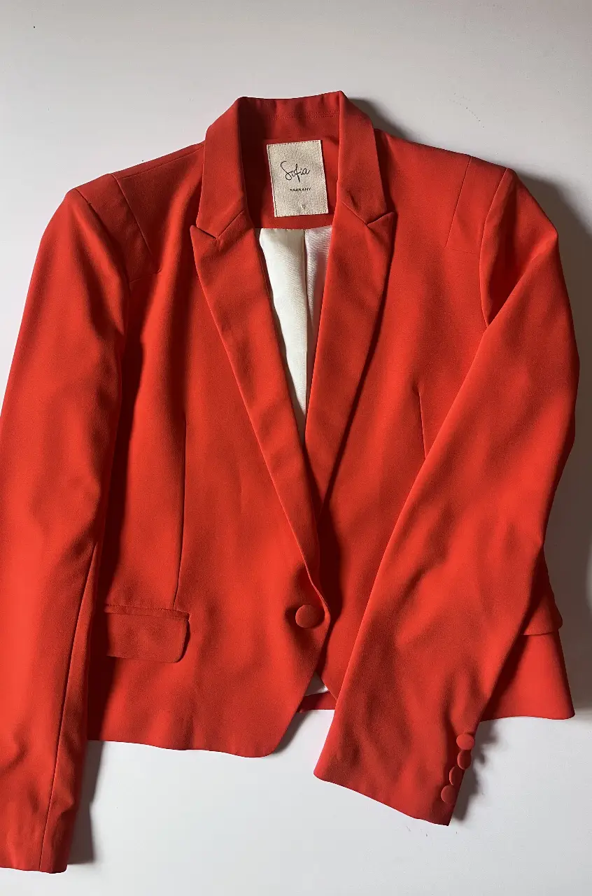 Elegante blazer rojo de la marca Sofia Sarkany, ideal para un look formal o de trabajo. Confeccionado con materiales de alta calidad, este blazer ofrece un ajuste perfecto y un estilo sofisticado. Perfecto para combinar con pantalones sastreros o faldas.