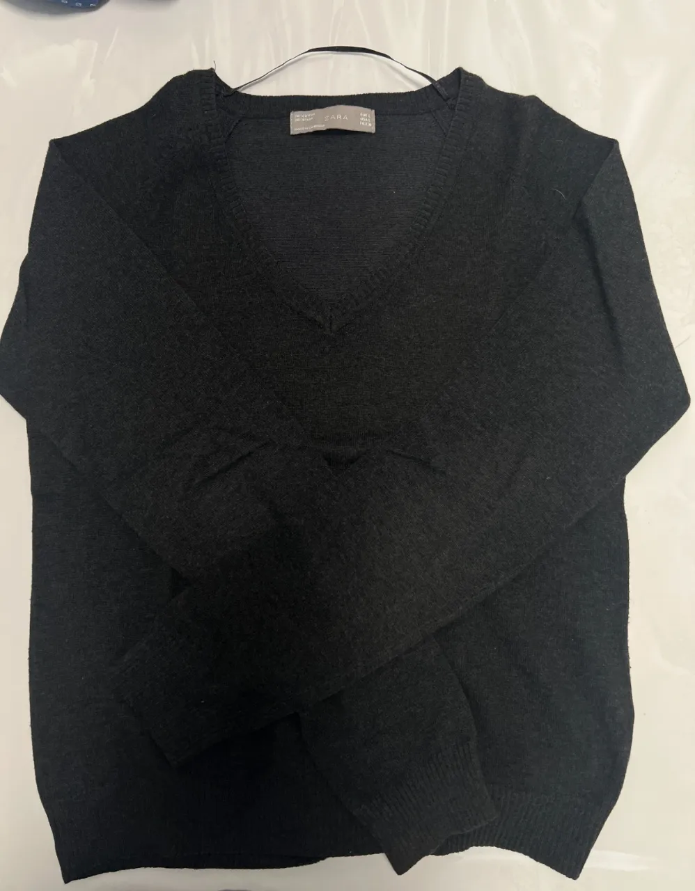 Sweater negro de hombre con cuello en V, ideal para un look casual o de trabajo. Marca Zara.