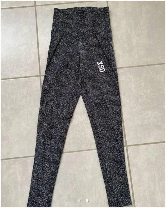 Calzas deportivas grises con estampado jaspeado. Talle S. Con logo "OSX" en blanco y bolsillo en la cintura.